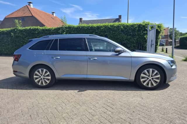 Škoda Superb (2018) thumbnail 4