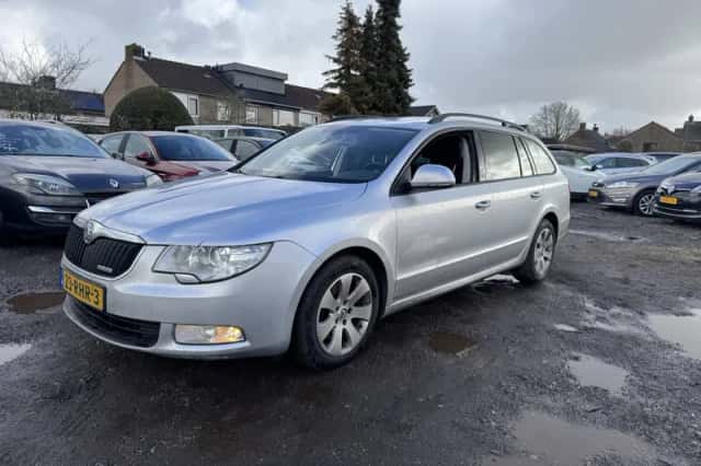 Škoda Superb (2011) thumbnail 2