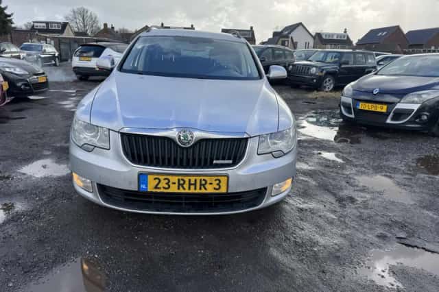Škoda Superb (2011) thumbnail 3