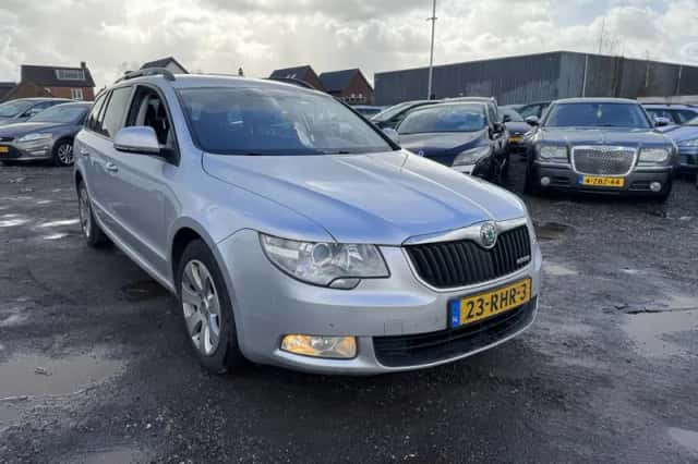 Škoda Superb (2011) thumbnail 4
