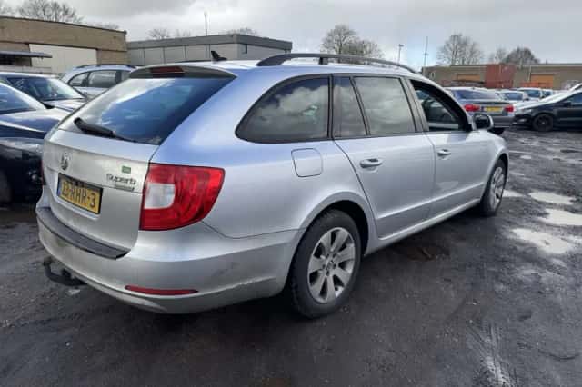 Škoda Superb (2011) thumbnail 5