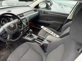 Škoda Superb (2011) thumbnail 9