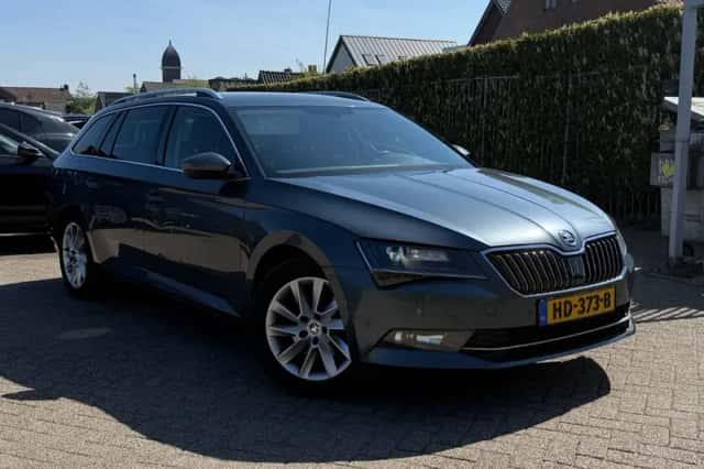 Škoda Superb (2015) thumbnail 2