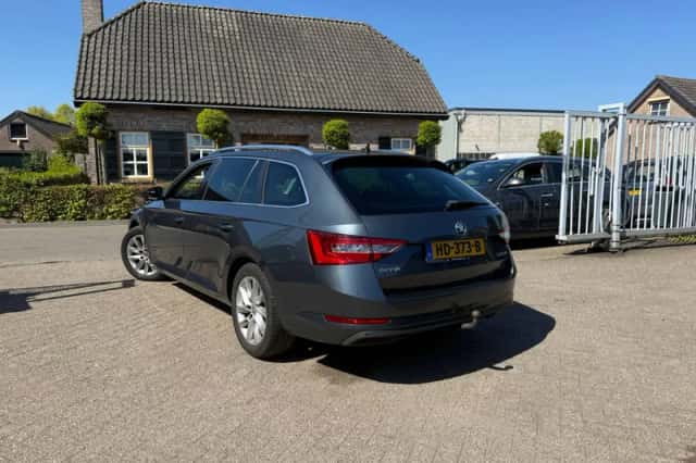 Škoda Superb (2015) thumbnail 3