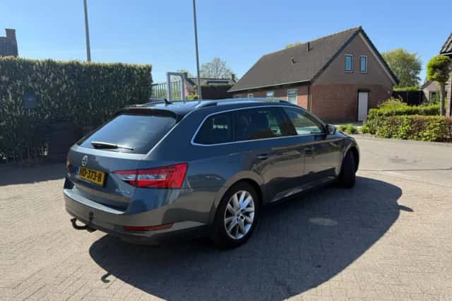 Škoda Superb (2015) thumbnail 4