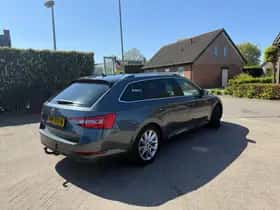Škoda Superb (2015) thumbnail 4