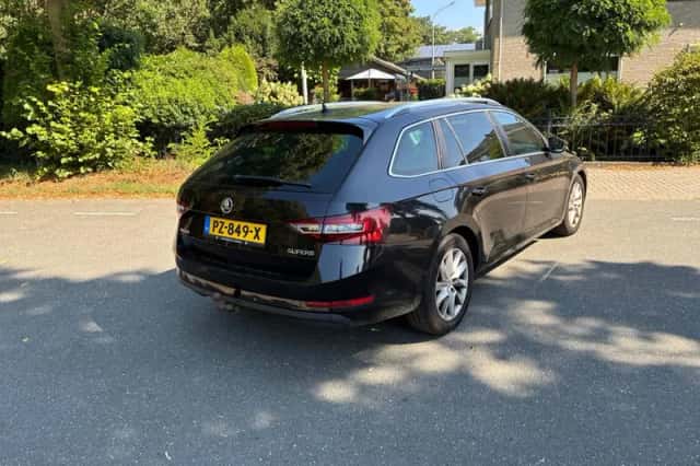 Škoda Superb (2017) thumbnail 2