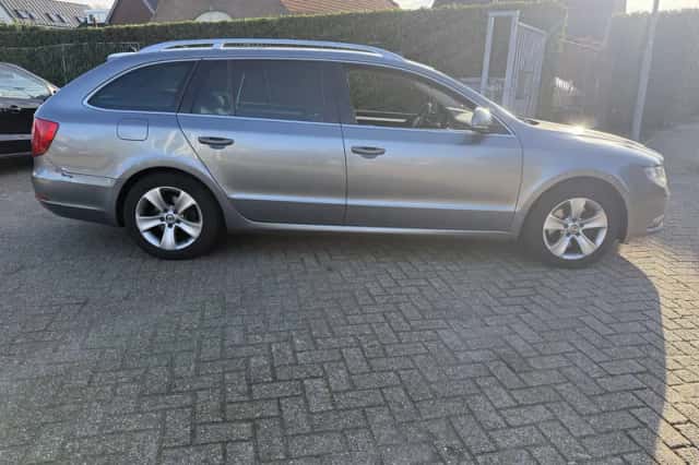 Škoda Superb (2012) thumbnail 3