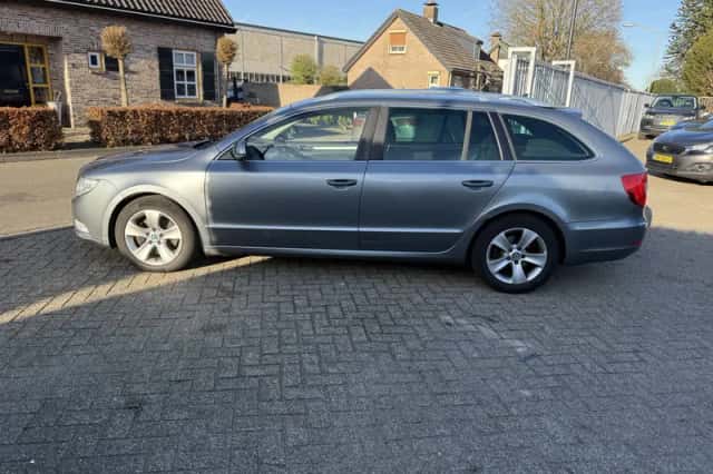 Škoda Superb (2012) thumbnail 6
