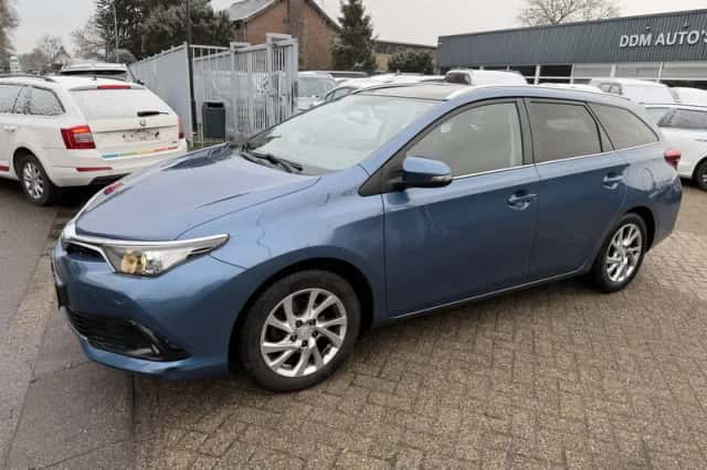 Toyota Auris (2016) thumbnail 2