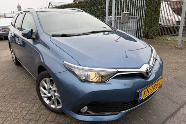 Toyota Auris (2016) thumbnail 3