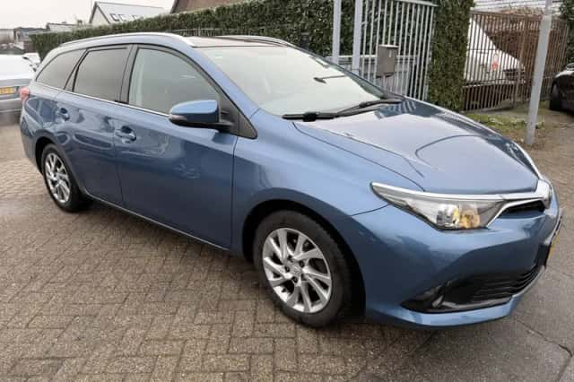 Toyota Auris (2016) thumbnail 6