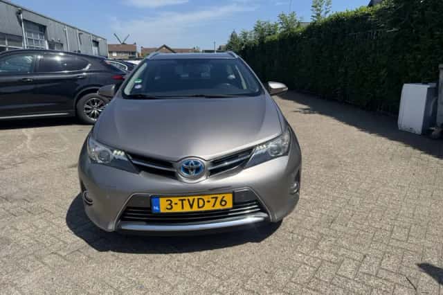Toyota Auris (2014) thumbnail 2