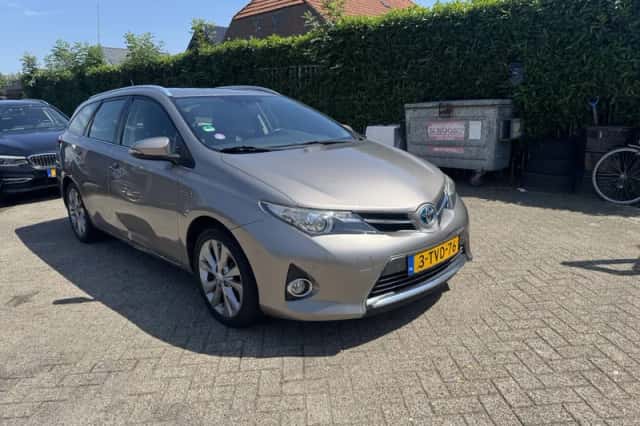 Toyota Auris (2014) thumbnail 3