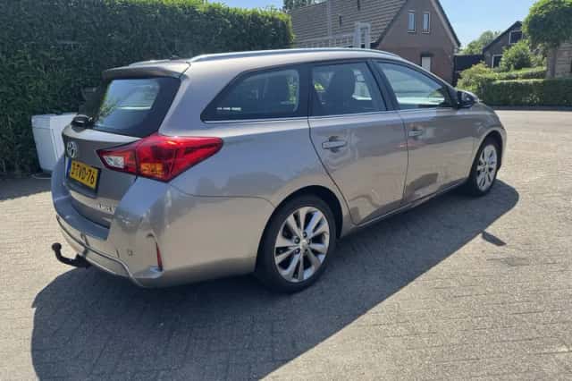 Toyota Auris (2014) thumbnail 5