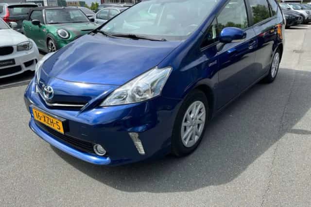 Toyota Prius (2012) thumbnail 2