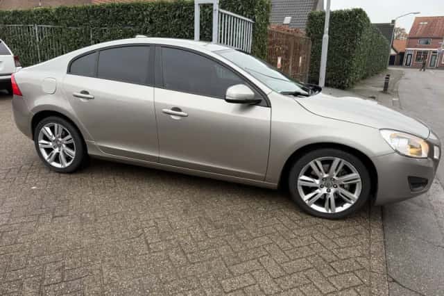 Volvo S60 (2010) thumbnail 4