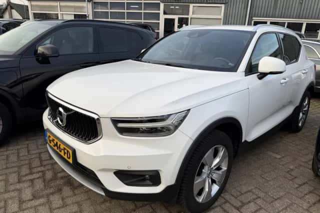 Volvo XC40 (2018) thumbnail 2