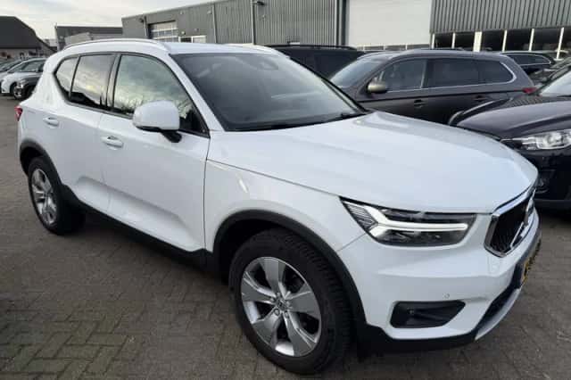 Volvo XC40 (2018) thumbnail 3