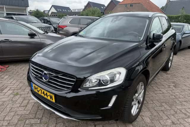 Volvo XC60 (2016) thumbnail 2