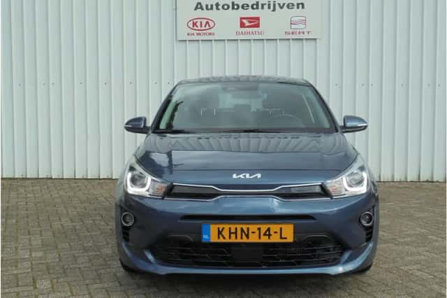 Kia Rio (2023) thumbnail 2