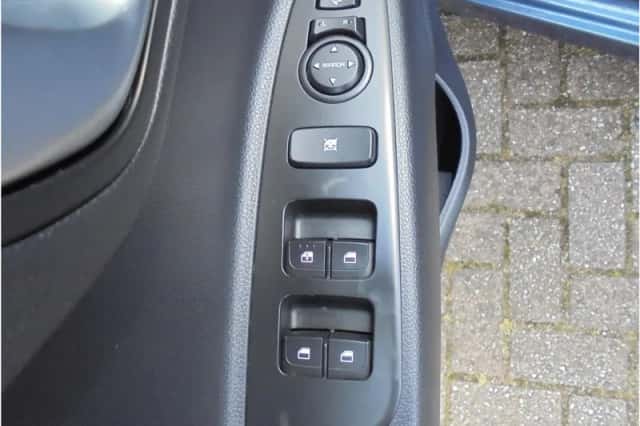 Kia Rio (2023) thumbnail 20