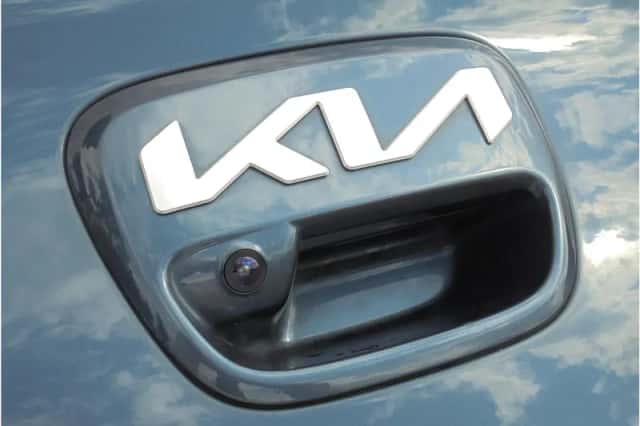 Kia Rio (2023) thumbnail 8