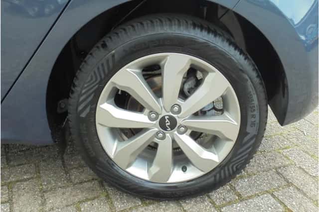 Kia Rio (2023) thumbnail 10