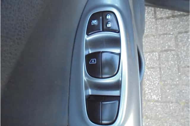 Nissan Juke (2011) thumbnail 23