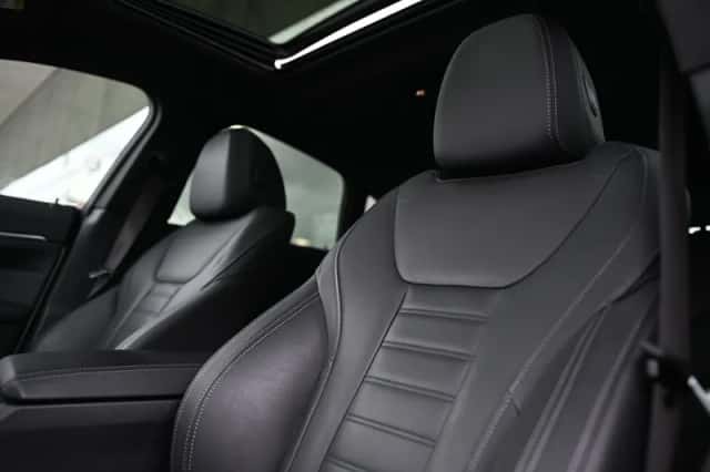 BMW i4 (2023) thumbnail 2