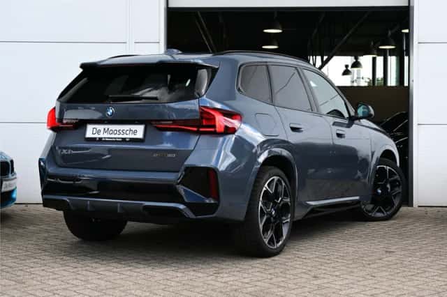 BMW iX1 (2025) thumbnail 2