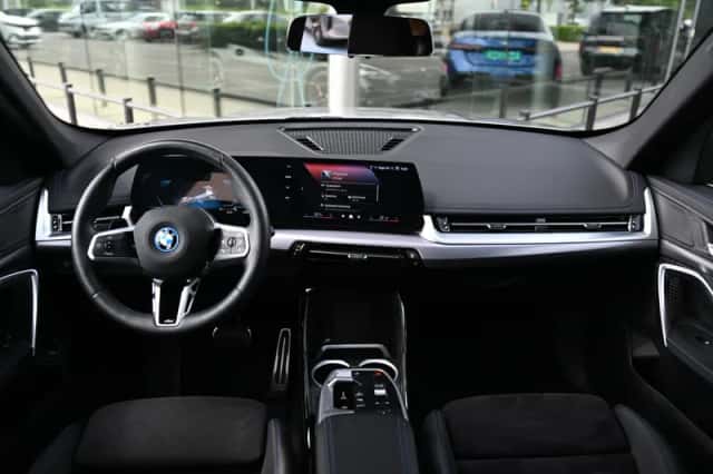 BMW iX1 (2024) thumbnail 3