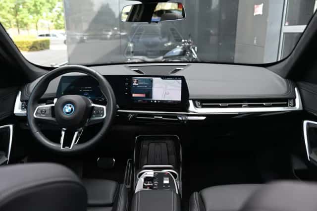BMW iX1 (2025) thumbnail 3