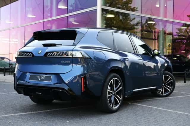BMW iX3 (2026) thumbnail 2