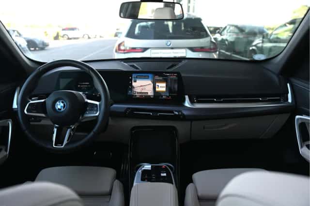 BMW iX1 (2022) thumbnail 4