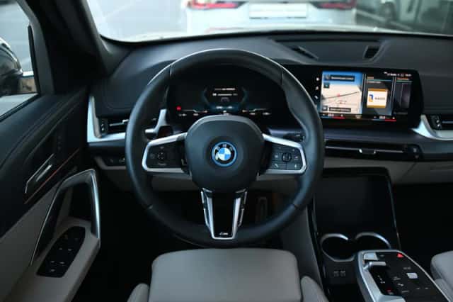 BMW iX1 (2022) thumbnail 6