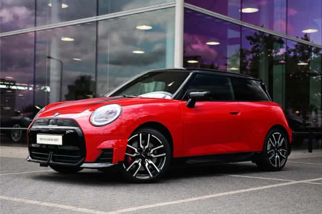 MINI Hatchback (2026) thumbnail 1