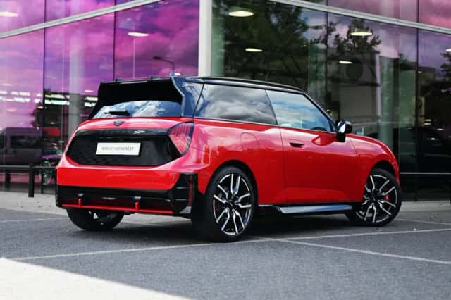 MINI Hatchback (2026) thumbnail 2