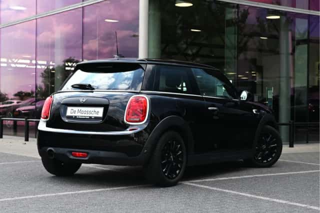MINI Hatchback (2019) thumbnail 2