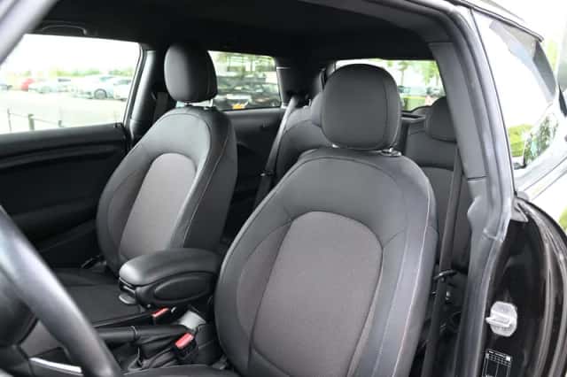 MINI Hatchback (2019) thumbnail 3