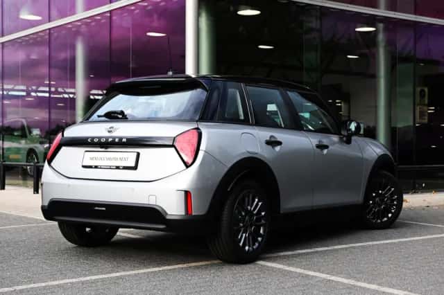 MINI Hatchback (2025) thumbnail 2
