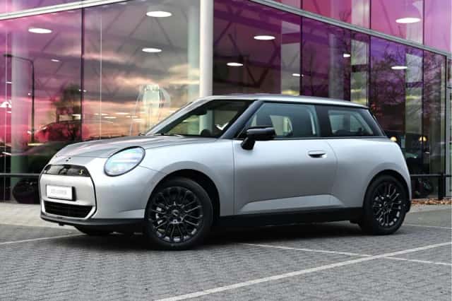 MINI Hatchback (2026) thumbnail 1