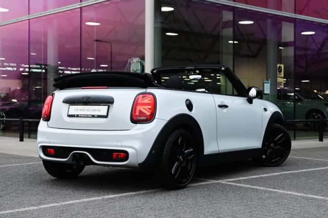 MINI Cabrio (2018) thumbnail 2