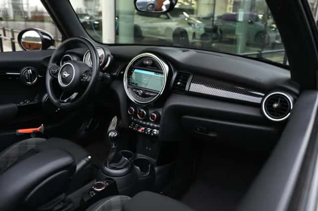 MINI Cabrio (2018) thumbnail 4