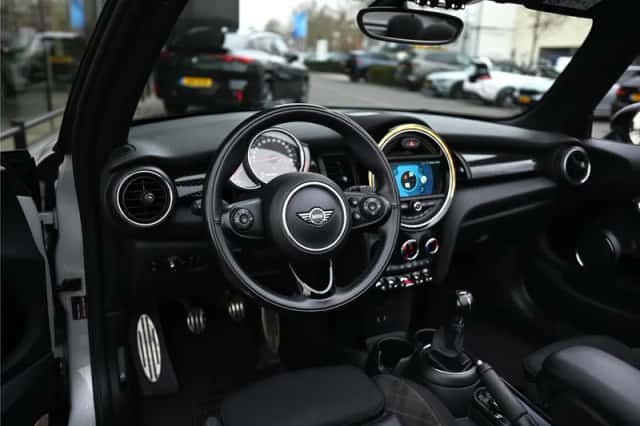 MINI Cabrio (2018) thumbnail 6