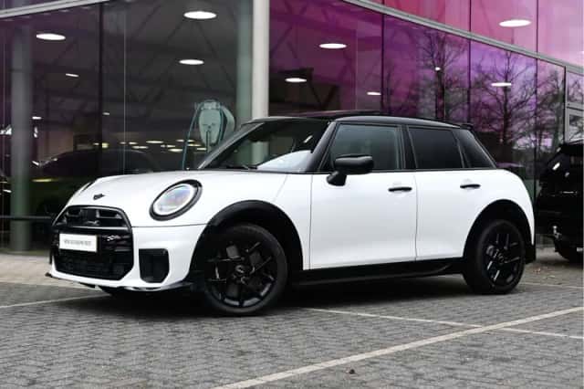 MINI Hatchback (2026) thumbnail 1