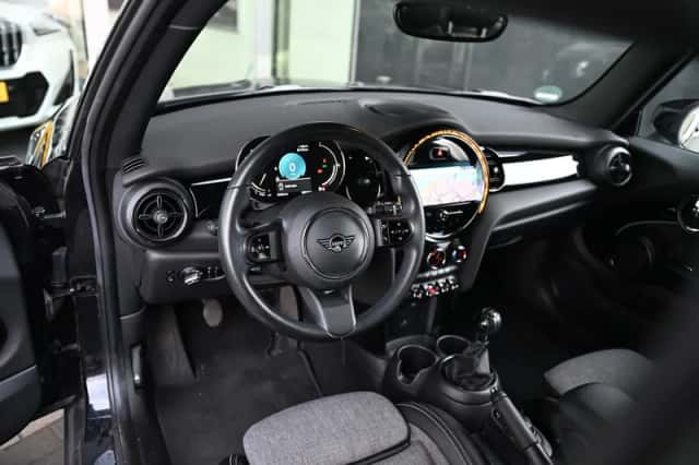 MINI Hatchback (2022) thumbnail 6