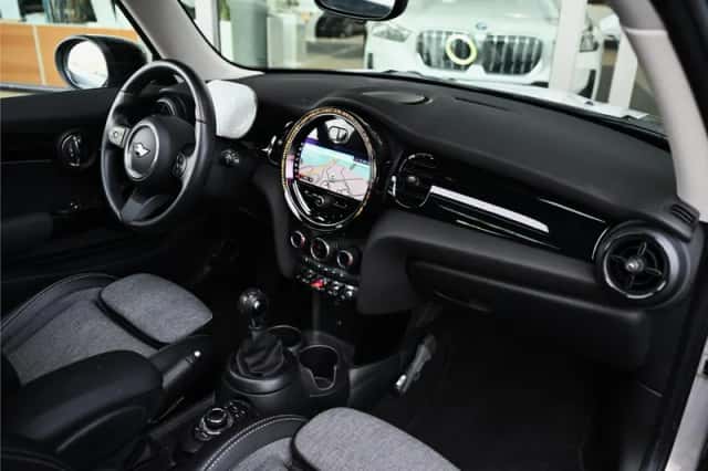 MINI Hatchback (2022) thumbnail 3