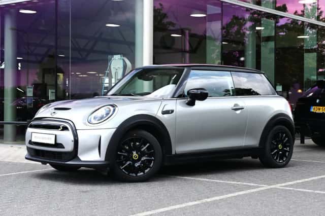 MINI Hatchback (2023) thumbnail 1