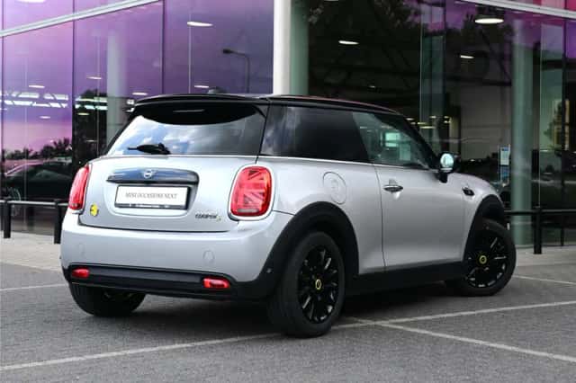 MINI Hatchback (2023) thumbnail 2